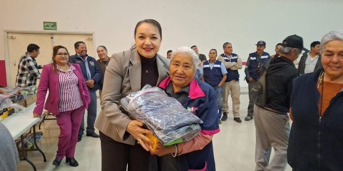 Amecameca equipa a servidores públicos con uniformes nuevos