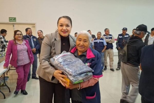 Amecameca equipa a servidores públicos con uniformes nuevos