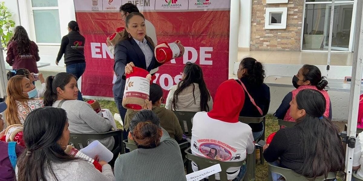 Amecameca entrega cobertores a familias vulnerables ante bajas temperaturas
