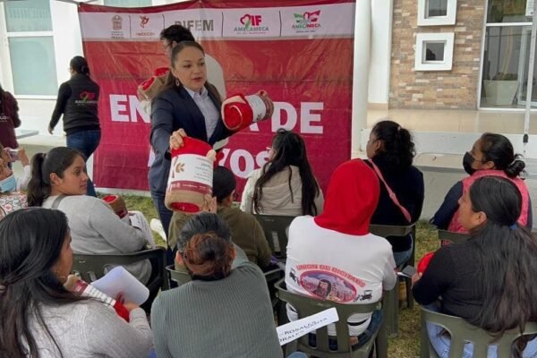 Amecameca entrega cobertores a familias vulnerables ante bajas temperaturas