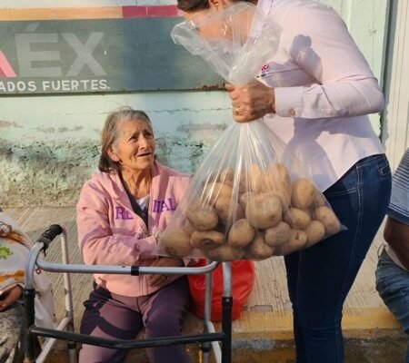 Amecameca entrega papas gratis para aliviar gastos de familias