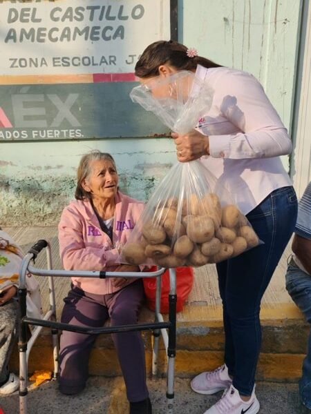 Amecameca entrega papas gratis para aliviar gastos de familias