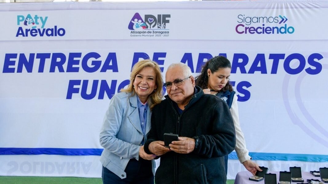 DIF Atizapán entrega 50 aparatos auditivos a ciudadanos con problemas de audición