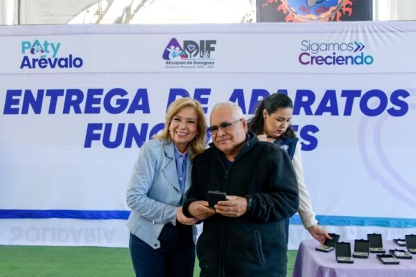 DIF Atizapán entrega 50 aparatos auditivos a ciudadanos con problemas de audición