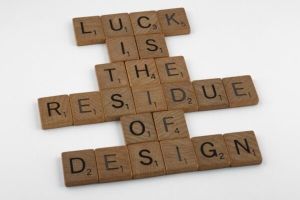 Cuando el lápiz se convierte en brújula: el diseño gráfico venezolano ante la encrucijada