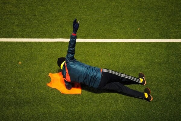 Ronaldo en la cuerda floja: lesión muscular amenaza su debut ante México