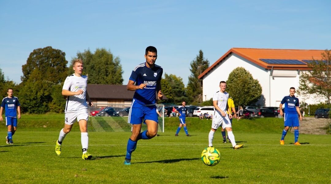 Quiñones brilla en Arabia: doblete y liderato goleador en la Saudi Pro League