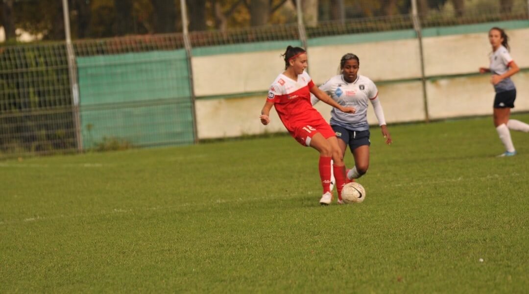 Árbitras en el fútbol: ¿rompen prejuicios o confirman talento?