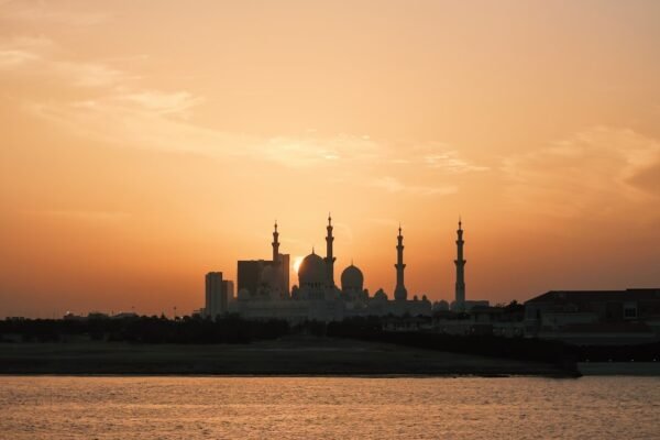 Tensiones en Oriente Medio disparan el precio del petróleo: ¿cuánto pagamos los latinoamericanos?