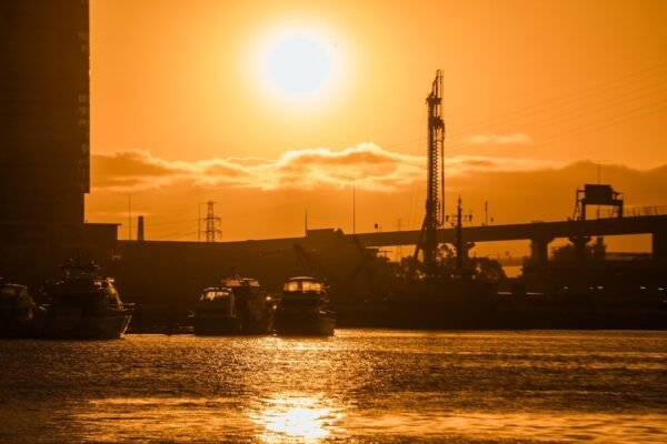 Tensiones en Oriente Medio disparan el precio del petróleo: ¿Cuánto pagará tu bolsillo?