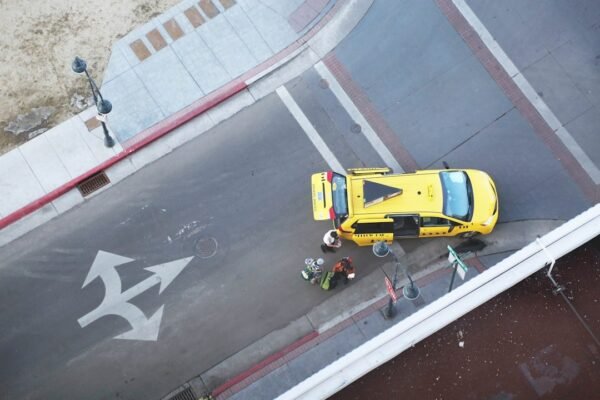 Aeropuertos: la batalla entre taxis tradicionales y plataformas digitales