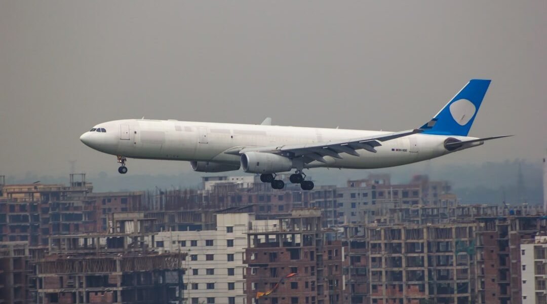 Aeropuertos entre Uber y taxis: la batalla por tus traslados