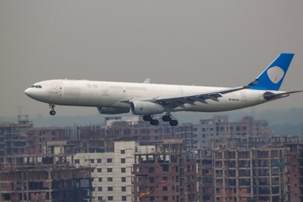 Aeropuertos entre Uber y taxis: la batalla por tus traslados