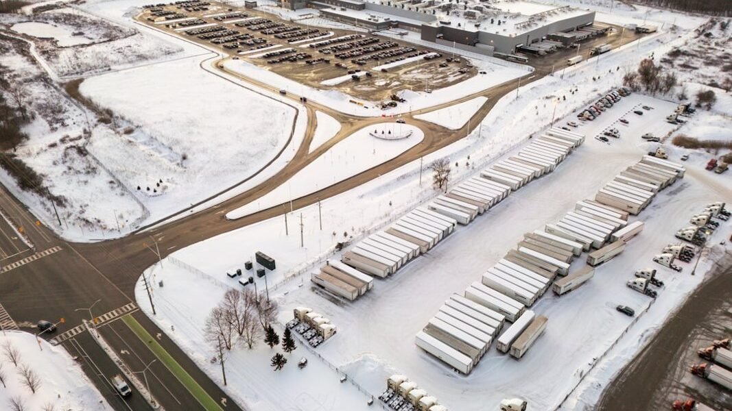 Pueblos olvidados se reinventan como centros de distribución