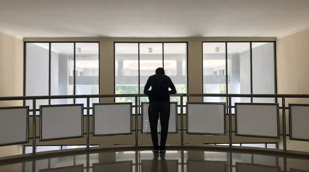 Liderazgo ausente: la paradoja del directivo que elige las cámaras sobre el terreno