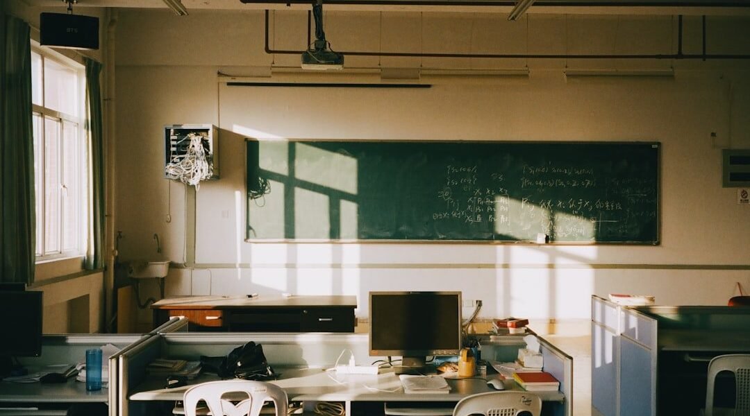 SEP abre debate nacional: ¿Prohibir o regular celulares en escuelas?