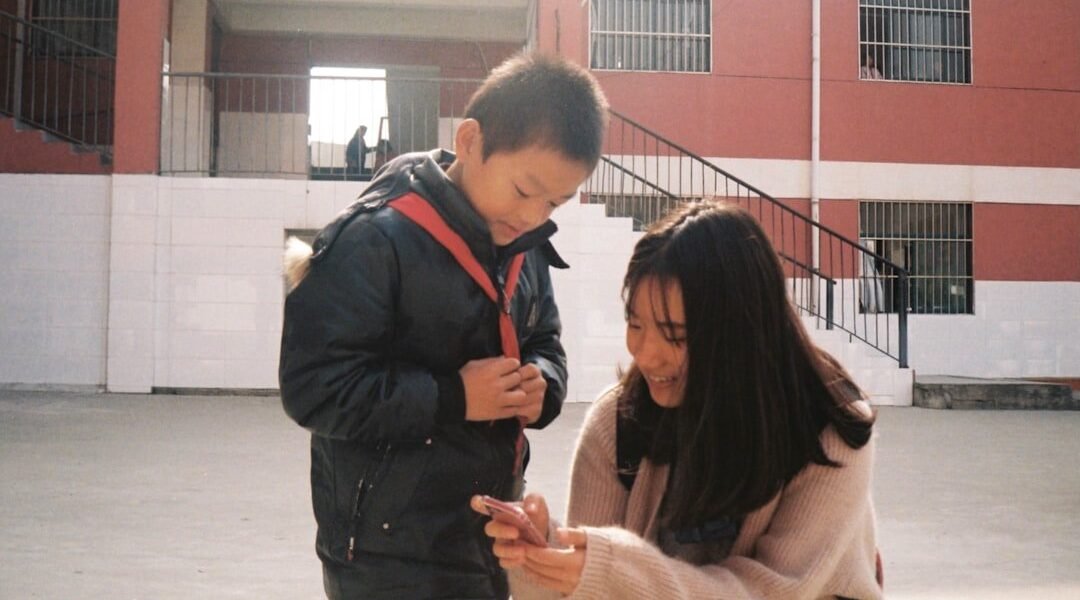 México abre debate sobre celulares en escuelas: ¿prohibir o educar?