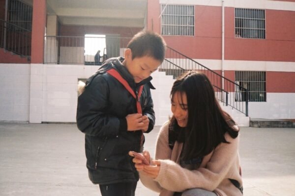 México abre debate sobre celulares en escuelas: ¿prohibir o educar?