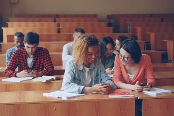 México abre el debate: ¿deben prohibirse los celulares en las escuelas?