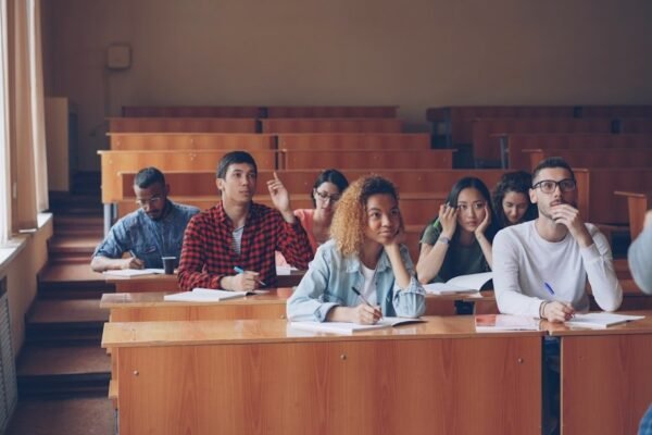 México abre el debate: ¿prohibir o regular los celulares en las aulas?