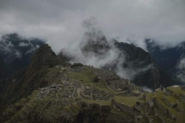 Presidente peruano bajo escrutinio por ley que favoreció a su hijo