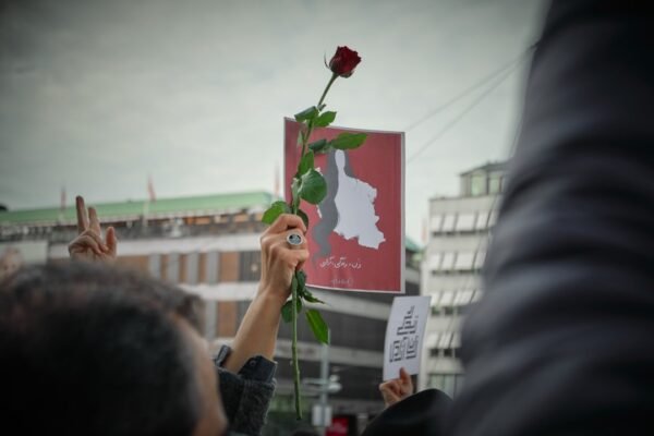 Irán en convulsión: muerte de líder supremo desata protestas y apagón digital