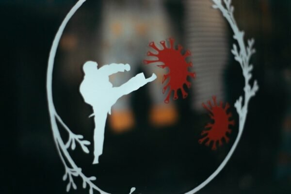 Señales de negociación entre Irán y EU impulsan recuperación del peso