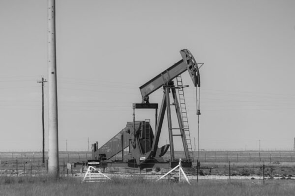 AIE abre sus bóvedas: el mayor desembarque de petróleo de la historia