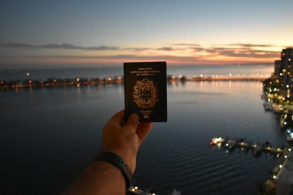 Mullin en DHS: qué significa para migrantes latinoamericanos