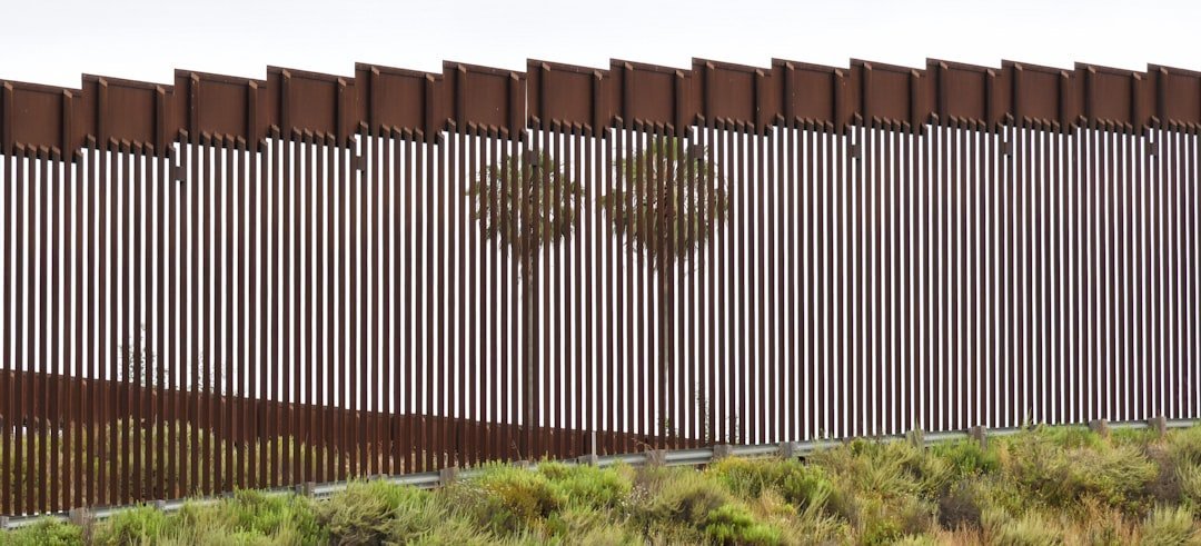 Infraestructura fronteriza: cómo las políticas estadounidenses redefinen la migración en Latinoamérica