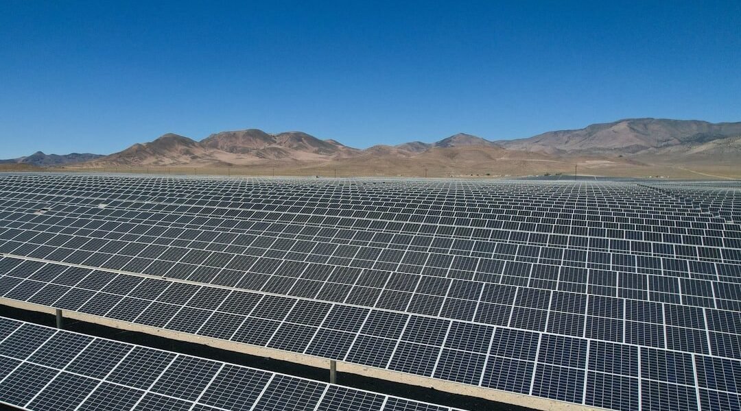 Paneles solares en desiertos: la lección de China sobre transformación ecosistémica