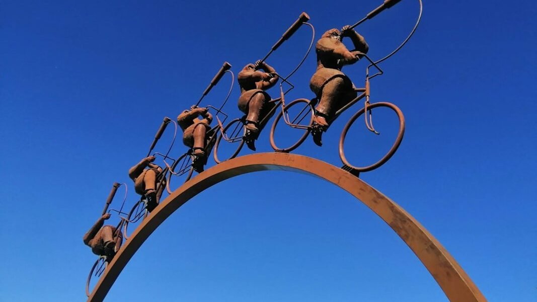 El arte como testimonio: cuando la escultura expone las rutas del desplazamiento