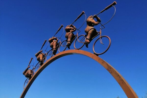 El arte como testimonio: cuando la escultura expone las rutas del desplazamiento