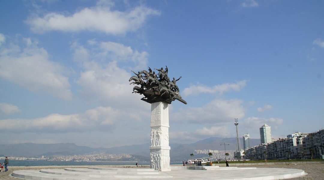 El arte como testigo: esculturas que documentan la crisis migratoria latinoamericana