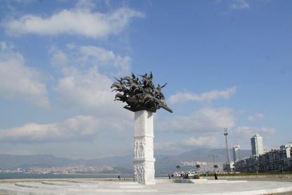 El arte como testigo: esculturas que documentan la crisis migratoria latinoamericana