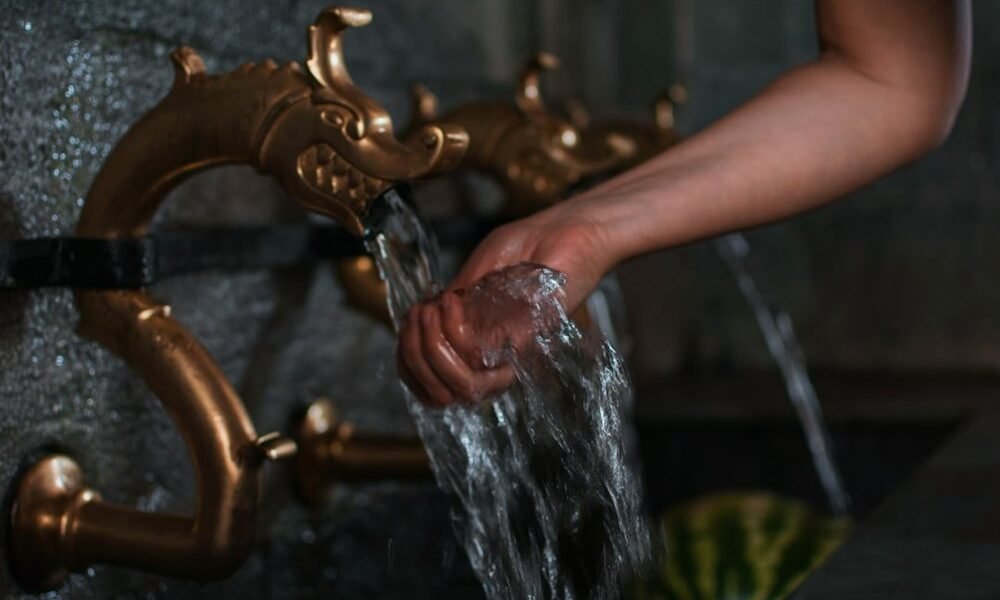 Cuando falta agua: cómo la crisis hídrica golpea desigualmente a mujeres y niñas