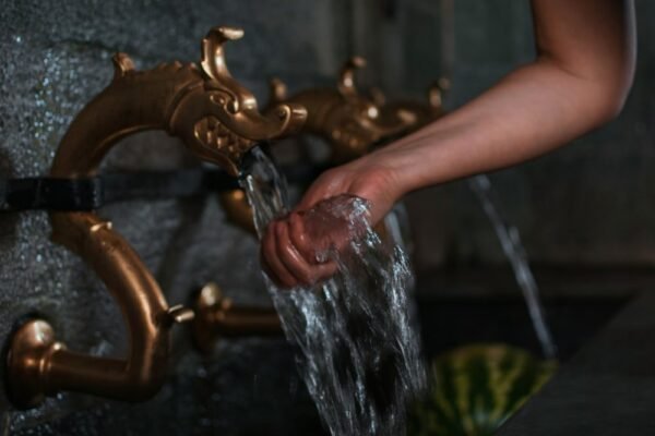 Cuando falta agua: cómo la crisis hídrica golpea desigualmente a mujeres y niñas