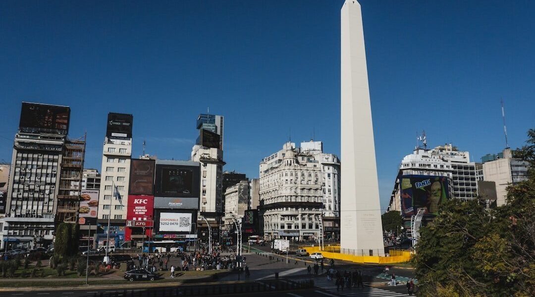 La estrategia del enemigo visible: cómo Milei mantiene vivo el kirchnerismo