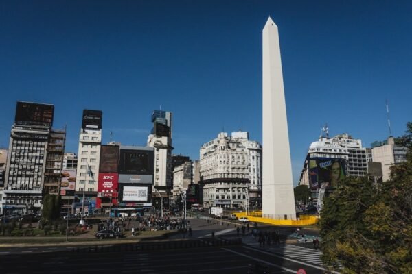 La estrategia del enemigo visible: cómo Milei mantiene vivo el kirchnerismo