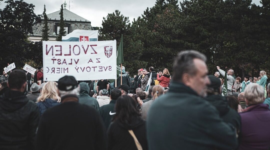 El andamiaje invisible: por qué las reformas democráticas fracasan sin tejido social