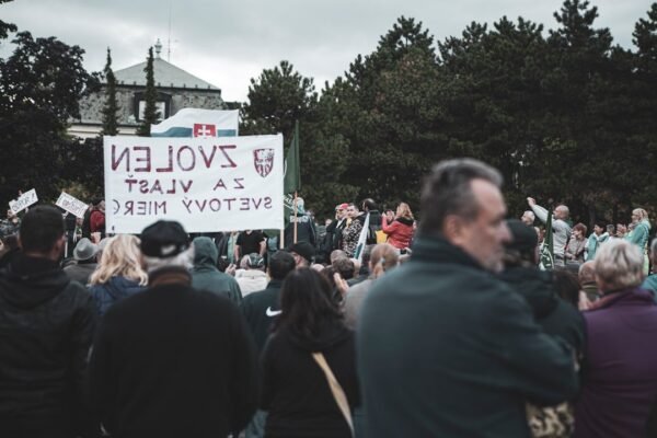 El andamiaje invisible: por qué las reformas democráticas fracasan sin tejido social