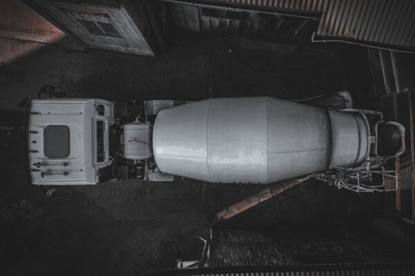 La ilusión del progreso: cuando los gobiernos eligen bombas sobre escuelas