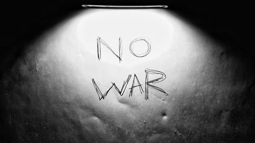 Retroceso global: cuando los gobiernos eligen balas sobre pan