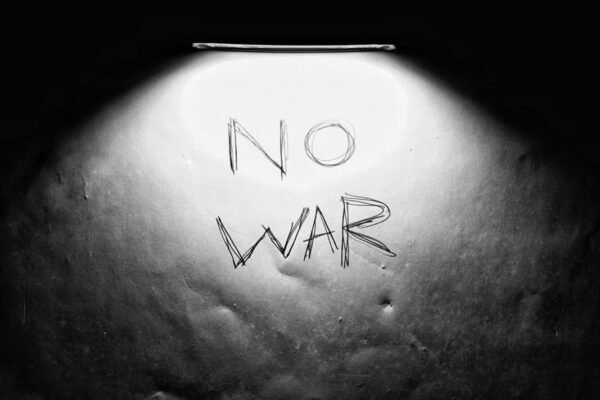 Retroceso global: cuando los gobiernos eligen balas sobre pan