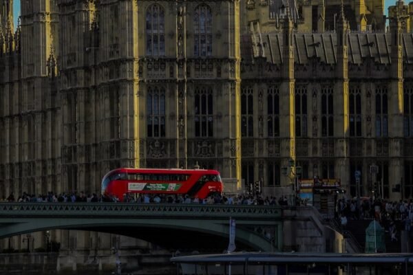 Cisneros se desmarca de los diputados que promovió en su campaña electoral