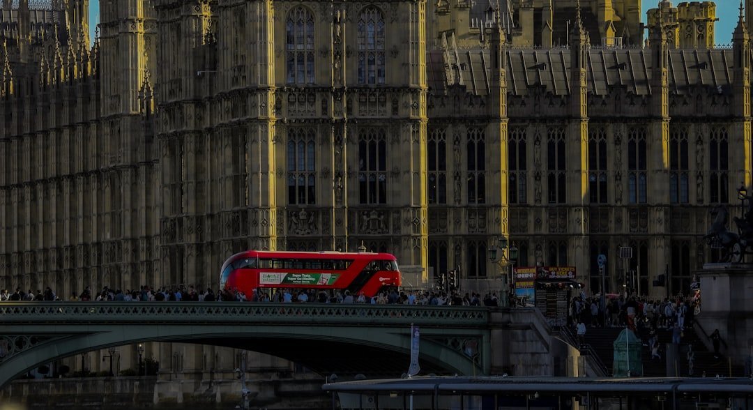 Cisneros se desmarca de los diputados que promovió en su campaña electoral
