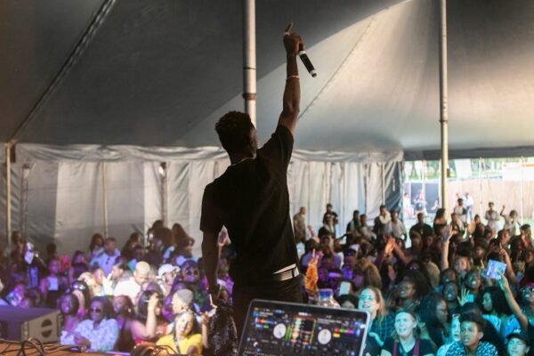 Zabaleta cuestiona prioridades: crítica al megaconcierto de Shakira en México