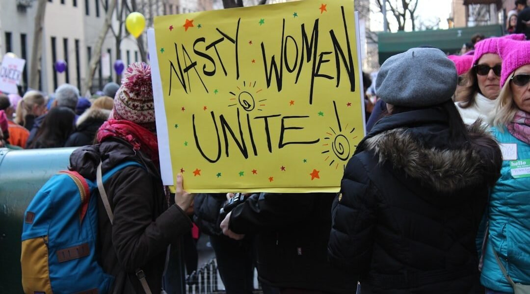 Policías participan en marcha del 8M sin armamento operativo