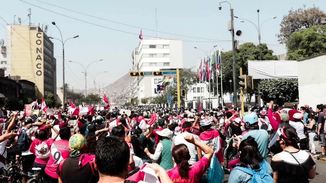 Policías desarmadas resguardan marcha del 8M en operativo de seguridad