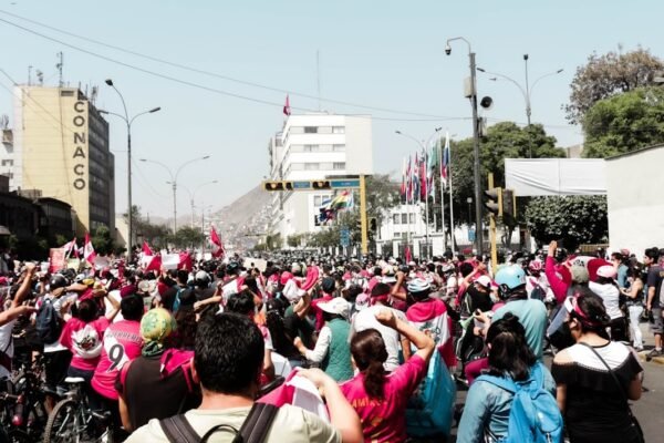 Policías desarmadas resguardan marcha del 8M en operativo de seguridad